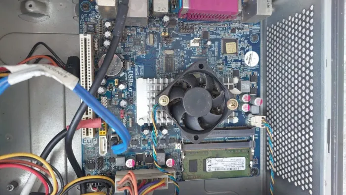 Computador Lenovo está com uma placa mãe atom de 2500