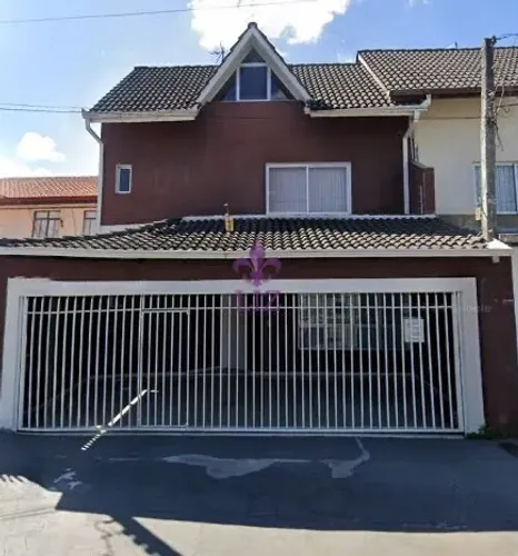 Excelente sobrado com localização privilegiada no bairro Fanny, em Curitiba.