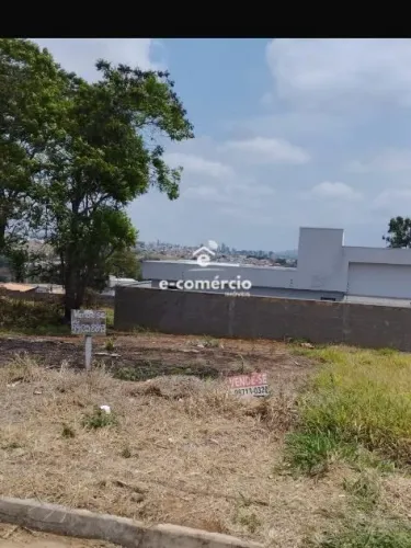 Lote na Avenida principal a VENDA
