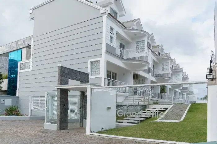 Lindo Sobrado Triplex Mobiliado - Condomínio Fechado - Paranaguá/PR