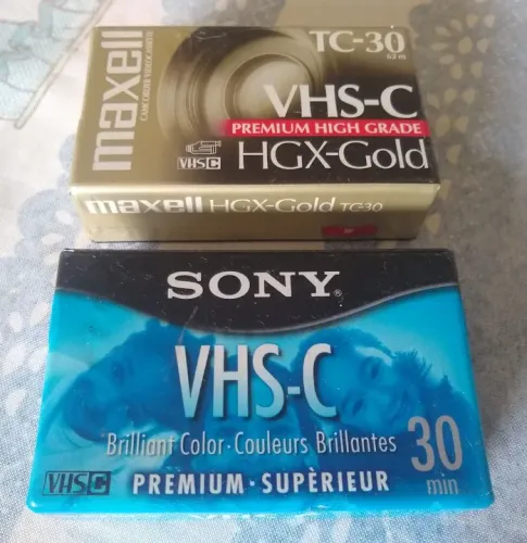 Fitas VHS-C Maxell HGX-Gold e Sony Premium 150,00 o par.