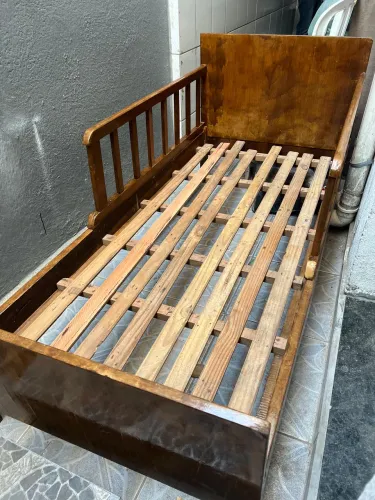 Cama de madeira