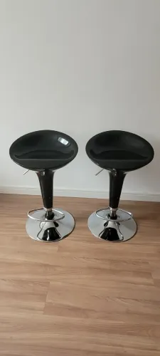 Par de Banquetas Pretas em Estado de Nova