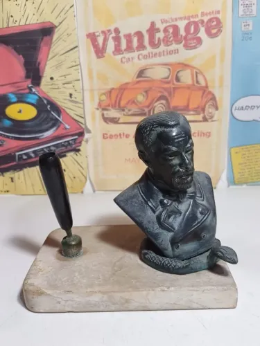 Porta canetas antigo com base em mármore e busto de Louis Pasteur em metal 