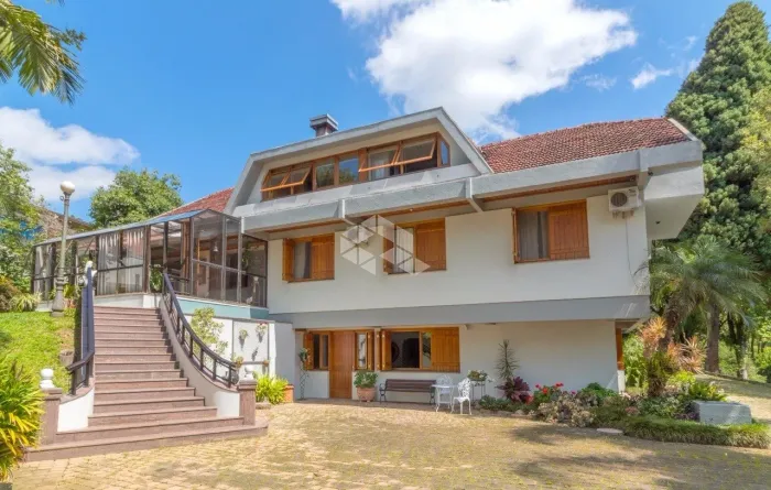 Ampla Casa com piscina de 700m² privativos, 6 dormitórios, sendo 04 suítes e 3 vagas de ga