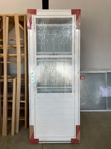 Porta c/ Vidro e Grade Reforçada