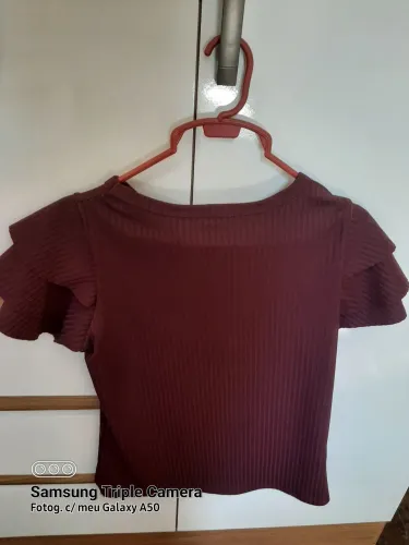 Blusa vinho escuro.