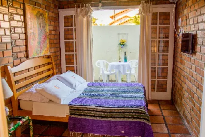 Suíte em Pousada mobiliada com roupa de cama e banho