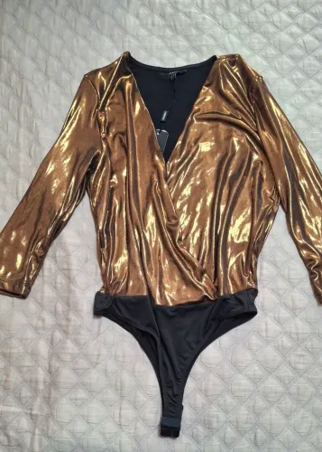 Body Dourado Manga Longa Elegante