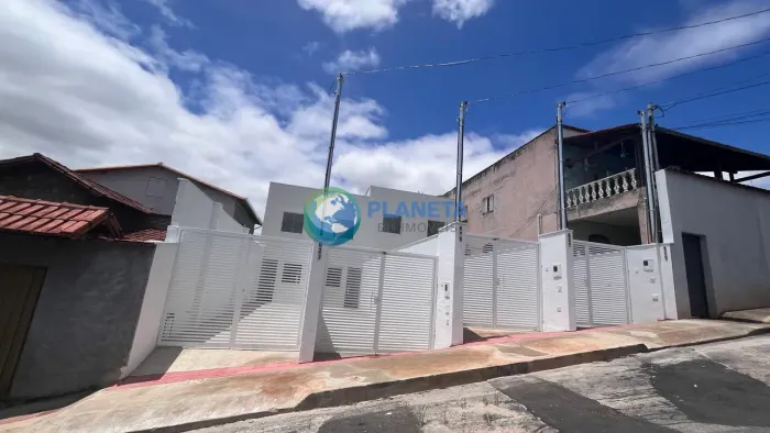 Casa Geminada | 2 Quartos | Banho | Lavabo | Quintal | no Jardim Leblon