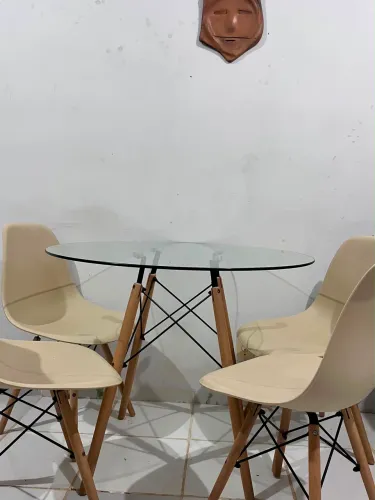 Mesa Redonda de Vidro com 4 cadeiras 
