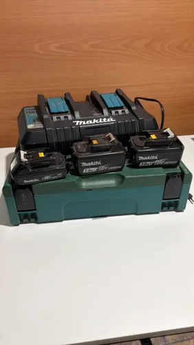 Carregador bateria duplo 18v makita + maleta pack número 1+ 3 baterias 1.5ah,3.0ah, 5.0ah