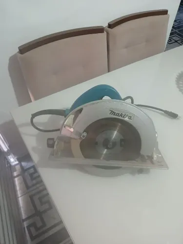 Vendo serra circular da makita em perfeito estado de uso e já vai com disco