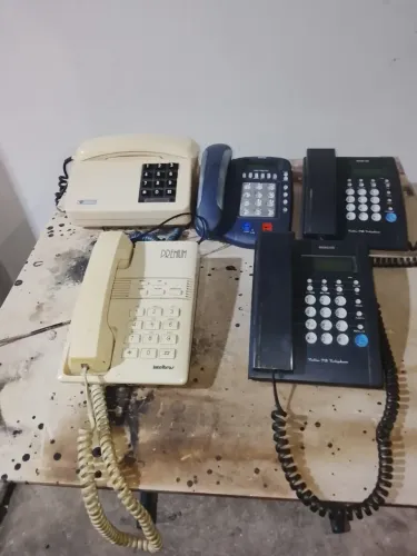 5 telefones antigos ( leia )