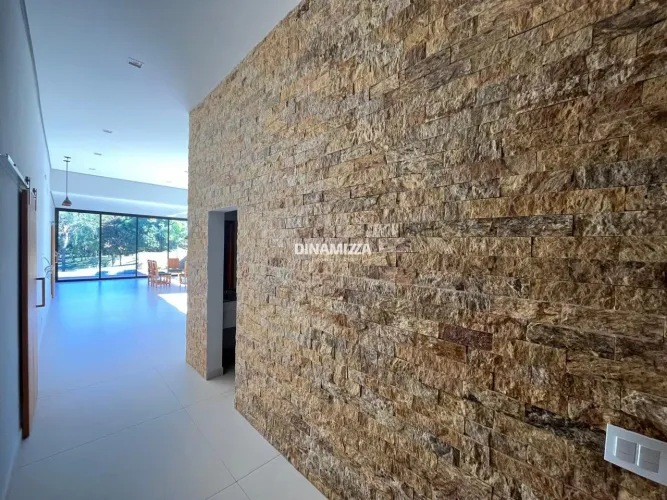 Linda casa de alto padrão no Condomínio Fechado