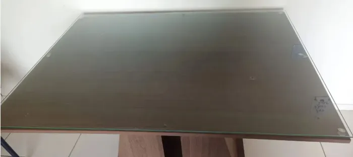 Mesa de madeira com tampo de vidro