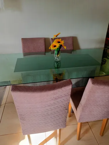 Mesa com tampo de vidro e 4 cadeiras bem conservadas entrego
