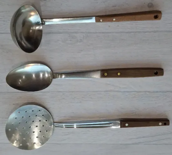 Jogo De Utensílios De Cozinha Retrô Inox Com Cabo De Madeira (3 Peças)