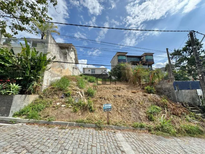 Lote/Terreno para venda possui 360 m², condomínio fechado, oportunidade em Camboinhas - Ni