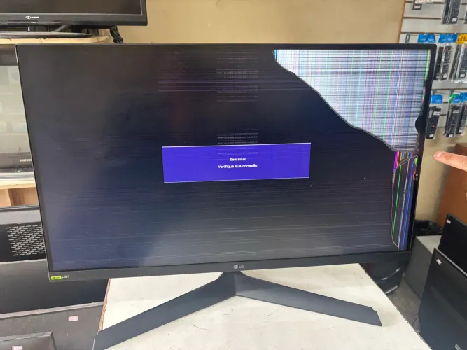 Monitor LG 27 UltraGear com defeito no display
