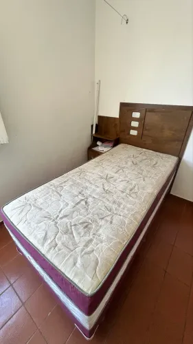 Cama de Solteiro de Madeira com Cabeceira e Colchão - R$ 450