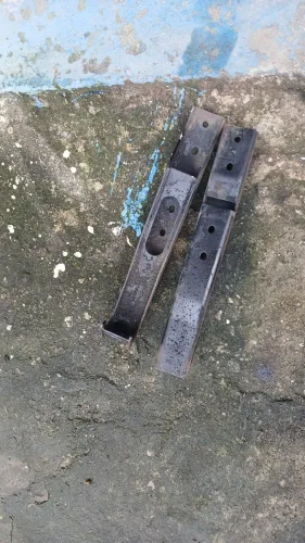 Par de peças que segura a cabine da hr