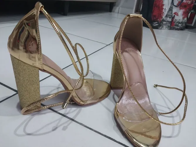 Vendo Sapato Dourado Brilhoso usada uma única vez