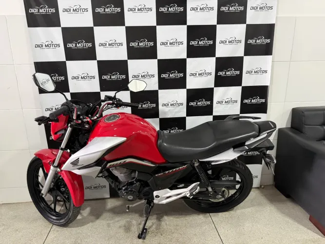 Vendo Titan 160 22/23 emplacada conservada!