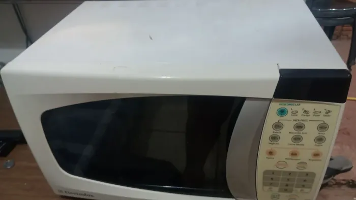 Microondas pequeno esquentando bem