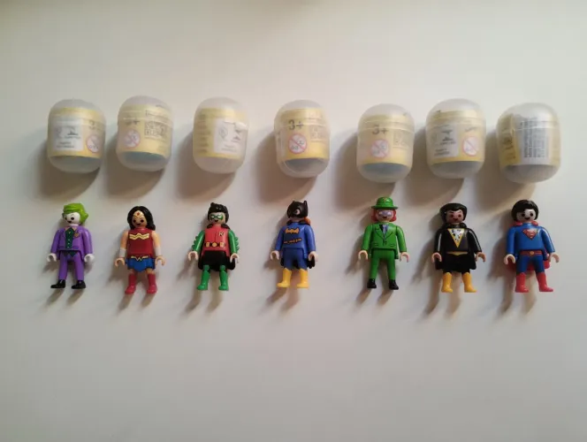 Coleção DC Kinder Ovo Playmobil 7 bonecos + brindes.