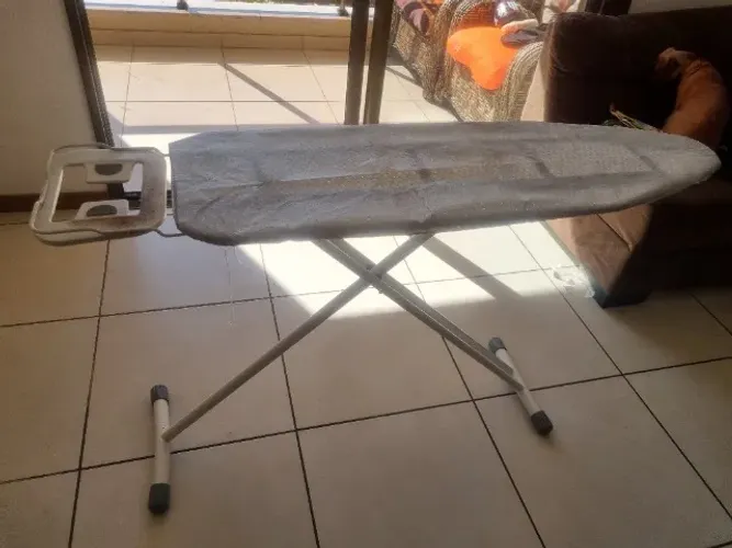 Mesa de passar extra forte de metal com forro térmico