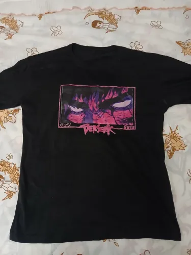 Camiseta Berserk tamanho P + 1 de brinde