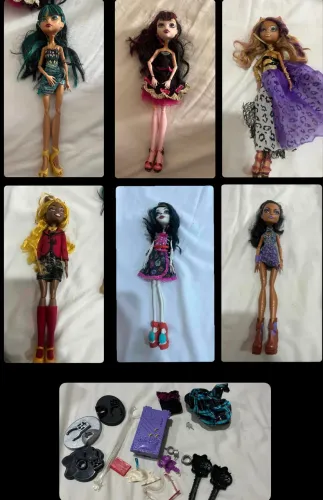 Lote Monster High - 7 Bonecas + Alguns Acessórios + Boneca Ghoulia com Avaria nas Pernas