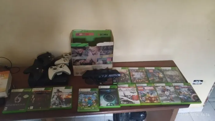 XBOX 360 + KINECT OG + 4 CONTROLE + 14 JOGOS?