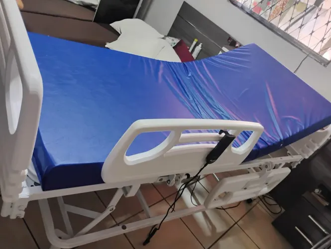 Vende-se cama elétrica nunca usada, com colchão azul e colchão pneumático.