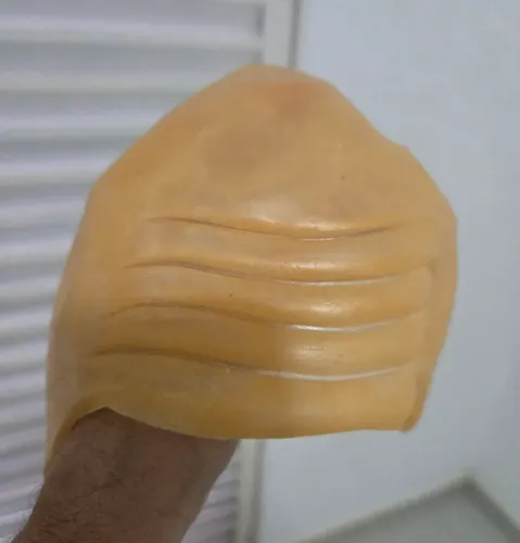 Touca careca de látex ou silicone usada para fantasias ou caracterização,