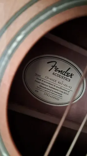Violão Fender.