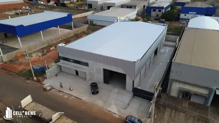 Salão comercial 1.200 m² no Distrito Industrial Carlos Arnaldo, com fácil acesso a BR 153