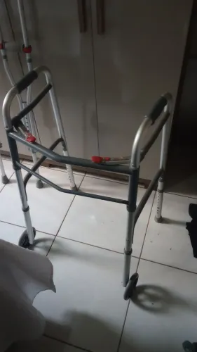 ANDADOR E MULETAS VENDE-SE