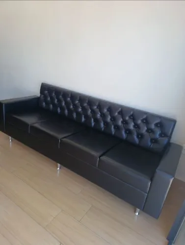 Sofá de quatro lugares com revestimento sintético ideal para barbearia