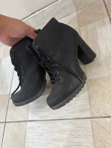 Bota de salto alto