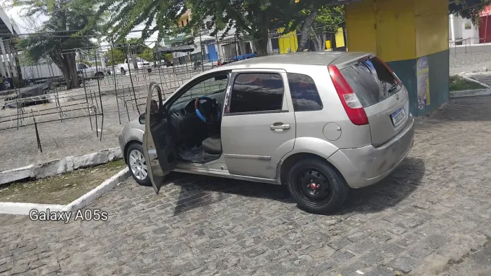Estou vendendo um carro 4 portas