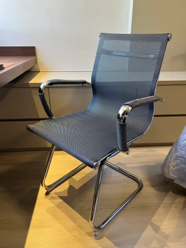 Cadeira de escritório em tela Mesh com base fixa cromada