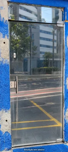 Porta de vidro com bandeirola e ferragens