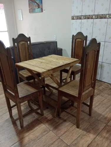 4 cadeiras de madeira e uma mesa de palet 