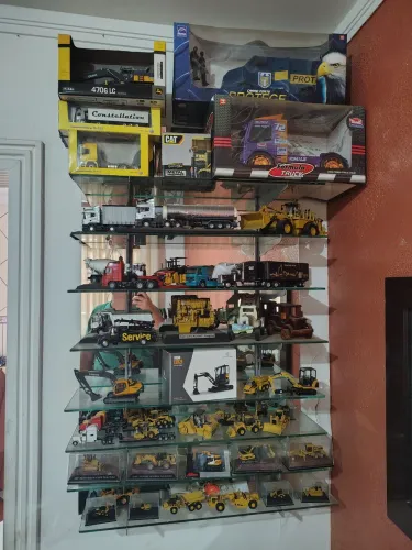 Miniaturas em metal de caminhões e maquinas
