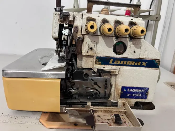 Máquina de costura overloque e ponto cadeia