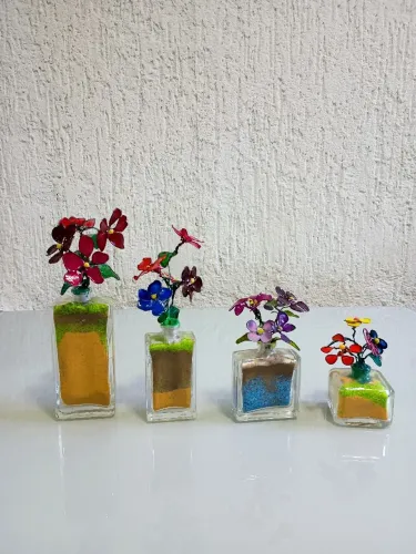 Vasinhos com flores de resinas.