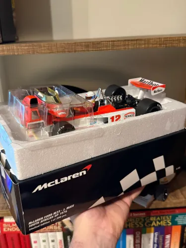 Miniatura Minichamps McLaren Ford M23 #12 Jochen Mass África do Sul 1976 1/18