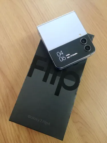 Lindo Zflip 4 samsung tela externa ok p conserto ou proveitamenio de peças novissimo